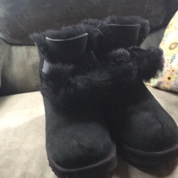 UGG black short inside fluffy ❣️Pom Poms . - Picture 1 of 5